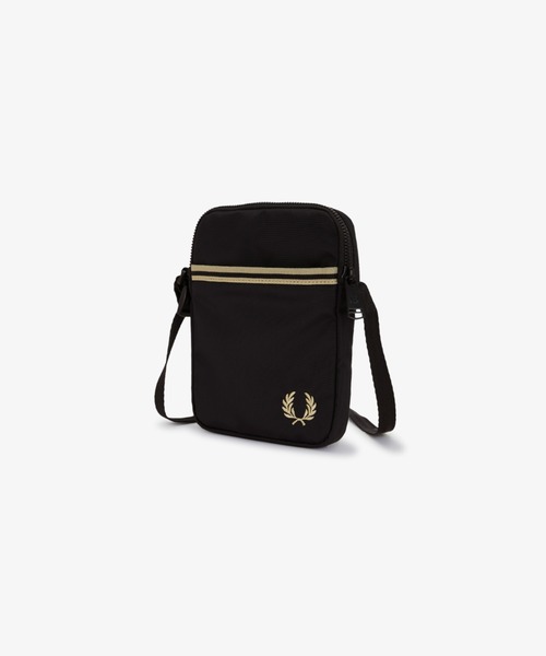 FRED PERRY（フレッドペリー）の「Tipped Tape Small Side Bag／ティップラインサイドバッグ（ショルダーバッグ・メンズ・ブラック・ONE SIZE）」の6枚目の写真