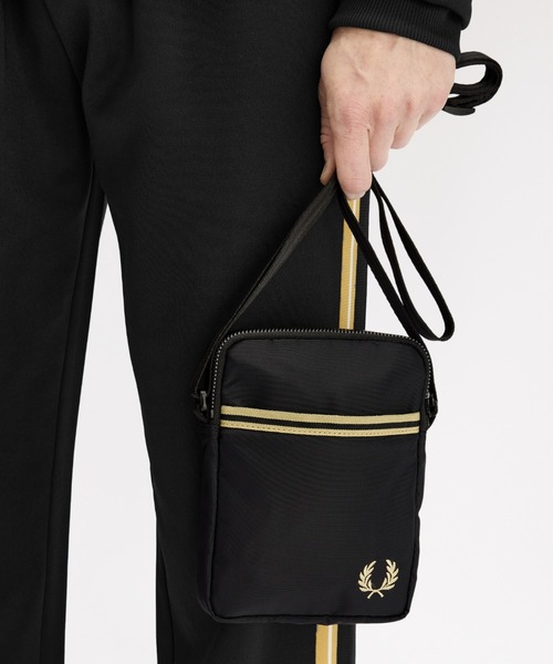 FRED PERRY（フレッドペリー）の「Tipped Tape Small Side Bag／ティップラインサイドバッグ（ショルダーバッグ・メンズ・ブラック・ONE SIZE）」の4枚目の写真