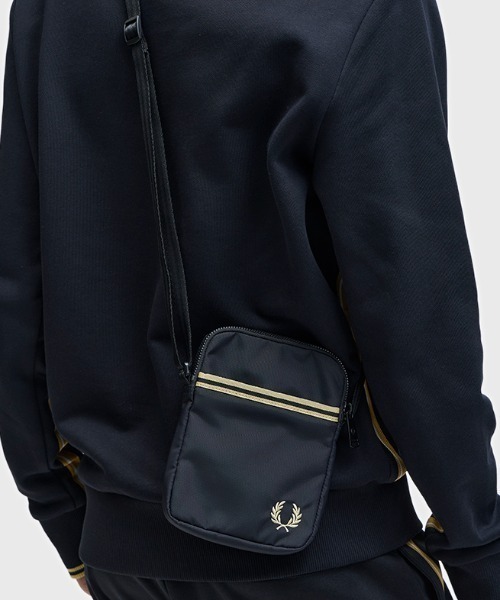 FRED PERRY（フレッドペリー）の「Tipped Tape Small Side Bag／ティップラインサイドバッグ（ショルダーバッグ・メンズ・ブラック・ONE SIZE）」の2枚目の写真