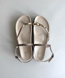 Q | メタリックソフトサンダル(サンダル)