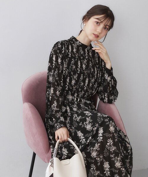 index（インデックス）の「ベルト付きプリーツフレアワンピース【洗濯機OK/イージーアイロン/防シワ】《5col》（ワンピース・レディース・ブラック系/サックスブルー系7/ベージュ系その他/ナチュラル/チャコールグレー・42/40/38/36）」の2枚目の写真