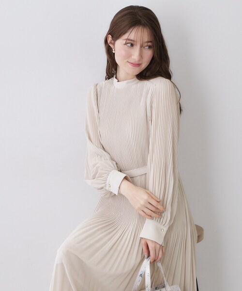 index（インデックス）の「ベルト付きプリーツフレアワンピース【洗濯機OK/イージーアイロン/防シワ】《5col》（ワンピース・レディース・ブラック系/サックスブルー系7/ベージュ系その他/ナチュラル/チャコールグレー・42/40/38/36）」の3枚目の写真