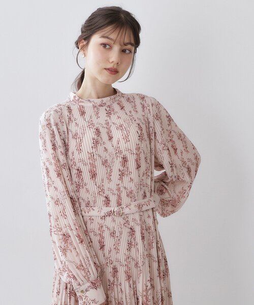 index（インデックス）の「ベルト付きプリーツフレアワンピース【洗濯機OK/イージーアイロン/防シワ】《5col》（ワンピース・レディース・ブラック系/サックスブルー系7/ベージュ系その他/ナチュラル/チャコールグレー・42/40/38/36）」の4枚目の写真