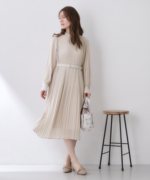index（インデックス）の「ベルト付きプリーツフレアワンピース【洗濯機OK/イージーアイロン/防シワ】《5col》（ワンピース・レディース・ブラック系/サックスブルー系7/ベージュ系その他/ナチュラル/チャコールグレー・42/40/38/36）」の6枚目の写真
