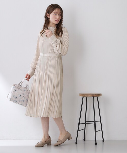 index（インデックス）の「ベルト付きプリーツフレアワンピース【洗濯機OK/イージーアイロン/防シワ】《5col》（ワンピース・レディース・ブラック系/サックスブルー系7/ベージュ系その他/ナチュラル/チャコールグレー・42/40/38/36）」の7枚目の写真