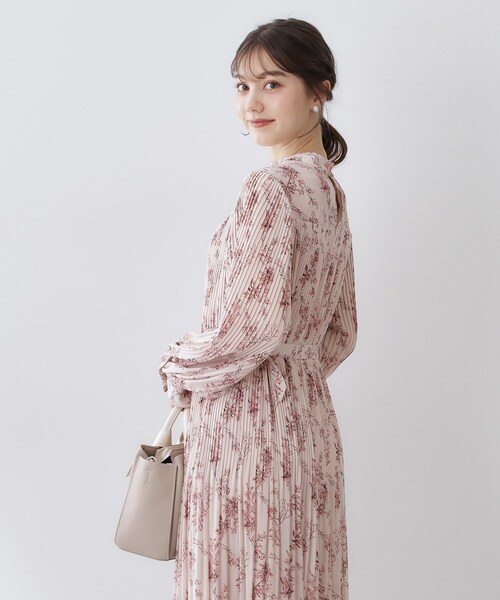 index（インデックス）の「ベルト付きプリーツフレアワンピース【洗濯機OK/イージーアイロン/防シワ】《5col》（ワンピース・レディース・ブラック系/サックスブルー系7/ベージュ系その他/ナチュラル/チャコールグレー・42/40/38/36）」の17枚目の写真