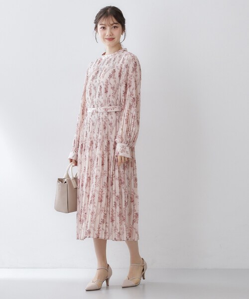 index（インデックス）の「ベルト付きプリーツフレアワンピース【洗濯機OK/イージーアイロン/防シワ】《5col》（ワンピース・レディース・ブラック系/サックスブルー系7/ベージュ系その他/ナチュラル/チャコールグレー・42/40/38/36）」の16枚目の写真