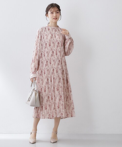 index（インデックス）の「ベルト付きプリーツフレアワンピース【洗濯機OK/イージーアイロン/防シワ】《5col》（ワンピース・レディース・ブラック系/サックスブルー系7/ベージュ系その他/ナチュラル/チャコールグレー・42/40/38/36）」の13枚目の写真