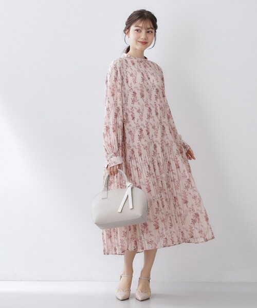 index（インデックス）の「ベルト付きプリーツフレアワンピース【洗濯機OK/イージーアイロン/防シワ】《5col》（ワンピース・レディース・ブラック系/サックスブルー系7/ベージュ系その他/ナチュラル/チャコールグレー・42/40/38/36）」の12枚目の写真