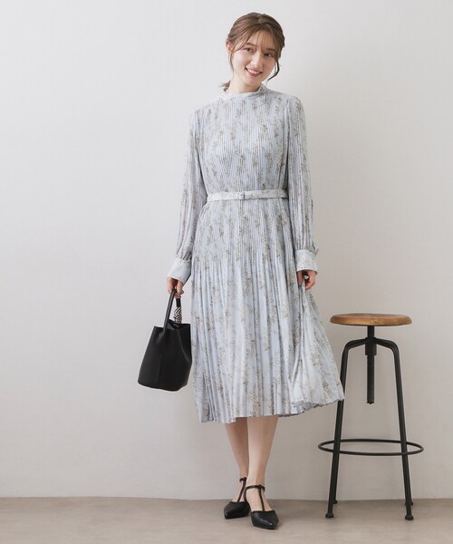 index（インデックス）の「ベルト付きプリーツフレアワンピース【洗濯機OK/イージーアイロン/防シワ】《5col》（ワンピース・レディース・ブラック系/サックスブルー系7/ベージュ系その他/ナチュラル/チャコールグレー・42/40/38/36）」の9枚目の写真