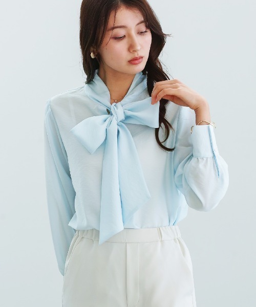 White Collection(ホワイトコレクション)の「【 華やかに彩る 】シャイニーシアー・BIGリボンボウタイブラウス(シャツ/ブラウス・レディース・レモンイエロー/コーラルピンク/サックスブルー・L/M/S)」の2枚目の写真