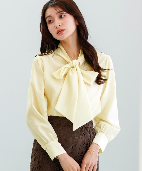 White Collection(ホワイトコレクション)の「【 華やかに彩る 】シャイニーシアー・BIGリボンボウタイブラウス(シャツ/ブラウス・レディース・レモンイエロー/コーラルピンク/サックスブルー・L/M/S)」の3枚目の写真