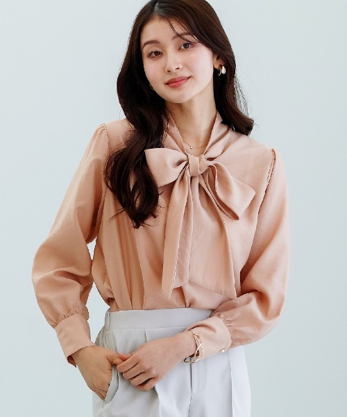 White Collection(ホワイトコレクション)の「【 華やかに彩る 】シャイニーシアー・BIGリボンボウタイブラウス(シャツ/ブラウス・レディース・レモンイエロー/コーラルピンク/サックスブルー・L/M/S)」の1枚目の写真
