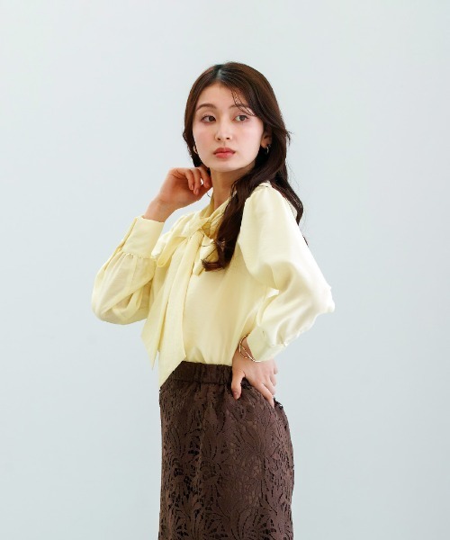 White Collection(ホワイトコレクション)の「【 華やかに彩る 】シャイニーシアー・BIGリボンボウタイブラウス(シャツ/ブラウス・レディース・レモンイエロー/コーラルピンク/サックスブルー・L/M/S)」の4枚目の写真