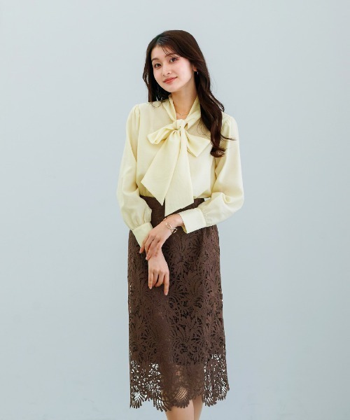 White Collection(ホワイトコレクション)の「【 華やかに彩る 】シャイニーシアー・BIGリボンボウタイブラウス(シャツ/ブラウス・レディース・レモンイエロー/コーラルピンク/サックスブルー・L/M/S)」の6枚目の写真