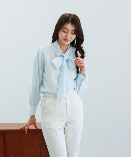 White Collection(ホワイトコレクション)の「【 華やかに彩る 】シャイニーシアー・BIGリボンボウタイブラウス(シャツ/ブラウス・レディース・レモンイエロー/コーラルピンク/サックスブルー・L/M/S)」の8枚目の写真