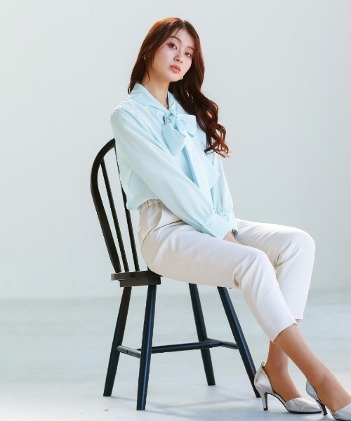 White Collection(ホワイトコレクション)の「【 華やかに彩る 】シャイニーシアー・BIGリボンボウタイブラウス(シャツ/ブラウス・レディース・レモンイエロー/コーラルピンク/サックスブルー・L/M/S)」の9枚目の写真
