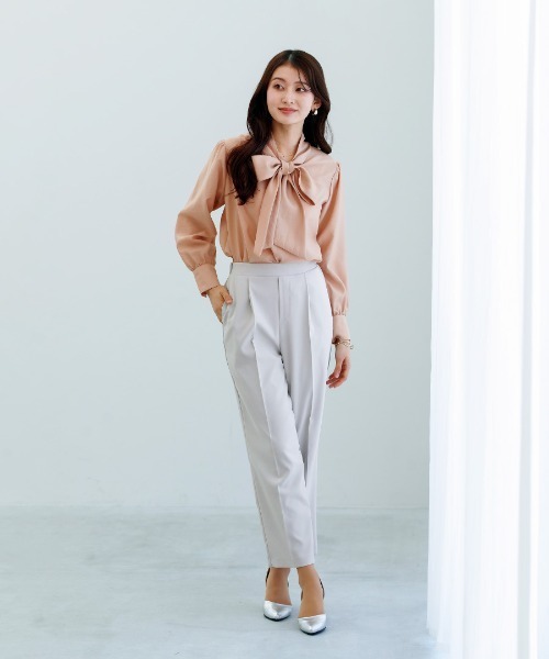 White Collection(ホワイトコレクション)の「【 華やかに彩る 】シャイニーシアー・BIGリボンボウタイブラウス(シャツ/ブラウス・レディース・レモンイエロー/コーラルピンク/サックスブルー・L/M/S)」の13枚目の写真