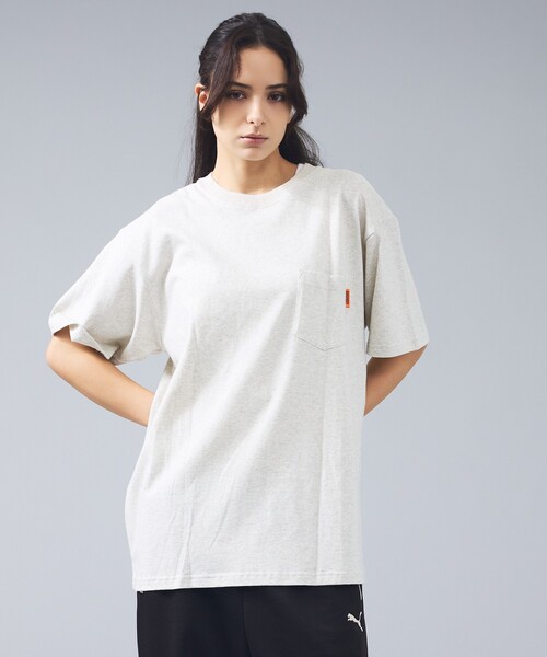 UNIVERSAL OVERALL(ユニバーサルオーバーオール)の「【UNIVERSAL OVERALL/ユニバーサルオーバーオール】LOGO BACKPRINT TEE / バックプリントロゴクルーネックTシャツ/ユニセックス(Tシャツ/カットソー・メンズ・ブルー系その他/グリーン系その他/ホワイト系その他/ホワイト/ネイビー/ブラック・M/L)」の7枚目の写真