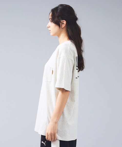 UNIVERSAL OVERALL(ユニバーサルオーバーオール)の「【UNIVERSAL OVERALL/ユニバーサルオーバーオール】LOGO BACKPRINT TEE / バックプリントロゴクルーネックTシャツ/ユニセックス(Tシャツ/カットソー・メンズ・ブルー系その他/グリーン系その他/ホワイト系その他/ホワイト/ネイビー/ブラック・M/L)」の8枚目の写真