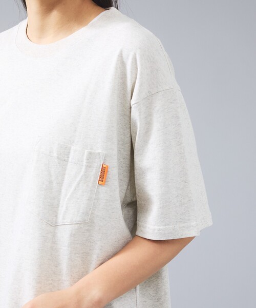 UNIVERSAL OVERALL(ユニバーサルオーバーオール)の「【UNIVERSAL OVERALL/ユニバーサルオーバーオール】LOGO BACKPRINT TEE / バックプリントロゴクルーネックTシャツ/ユニセックス(Tシャツ/カットソー・メンズ・ブルー系その他/グリーン系その他/ホワイト系その他/ホワイト/ネイビー/ブラック・M/L)」の13枚目の写真