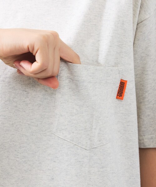 UNIVERSAL OVERALL(ユニバーサルオーバーオール)の「【UNIVERSAL OVERALL/ユニバーサルオーバーオール】LOGO BACKPRINT TEE / バックプリントロゴクルーネックTシャツ/ユニセックス(Tシャツ/カットソー・メンズ・ブルー系その他/グリーン系その他/ホワイト系その他/ホワイト/ネイビー/ブラック・M/L)」の15枚目の写真