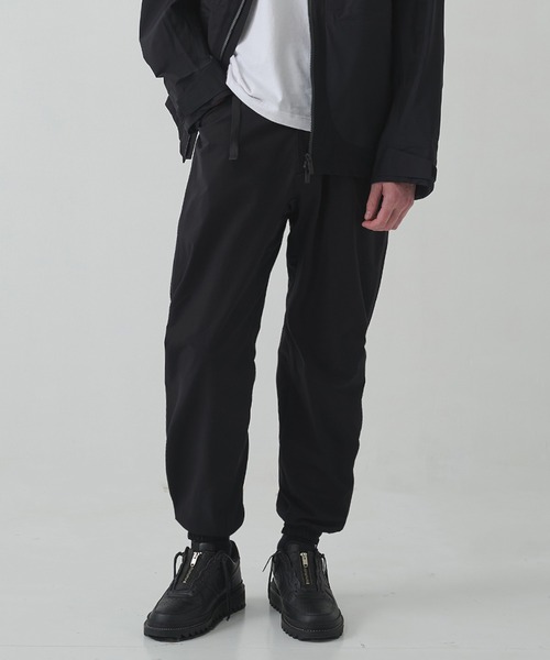 WHITE MOUNTAINEERING(ホワイトマウンテニアリング)の「【White Mountaineering / ホワイトマウンテニアリング】KNEE TUCK JOGGER PANTS(その他パンツ・メンズ・ブラック・3/2/1/0)」の1枚目の写真
