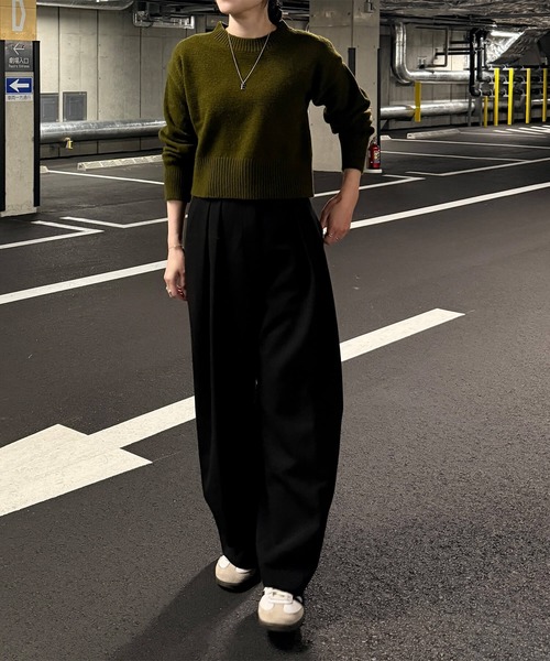 ISOOK(アイスー)の「クロップドラウンドネックニット(eri. select) / セーター プルオーバー ハイゲージ クルーネック 長袖 シンプル チャコール カーキ(ニット/セーター・レディース・カーキ/チャコール・FREE)」の3枚目の写真