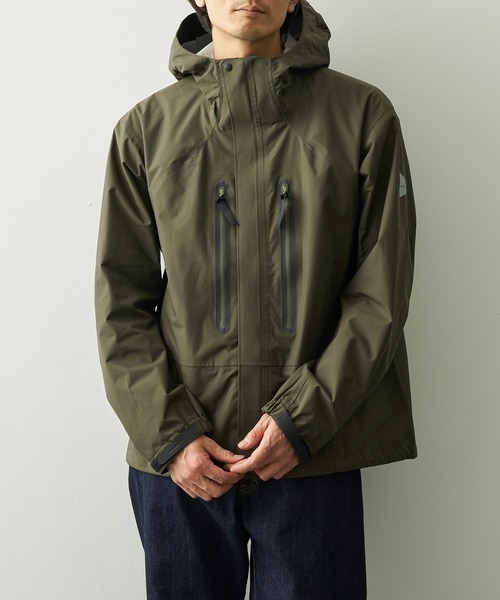 and wander(アンドワンダー)の「【and wander/アンドワンダー】2.5L hiker rain jacket(ナイロンジャケット・メンズ・ブラック/カーキ・M/L/XL)」の2枚目の写真