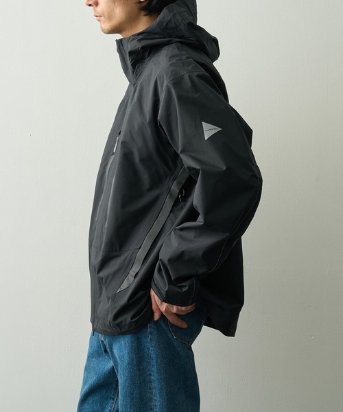 and wander(アンドワンダー)の「【and wander/アンドワンダー】2.5L hiker rain jacket(ナイロンジャケット・メンズ・ブラック/カーキ・M/L/XL)」の4枚目の写真