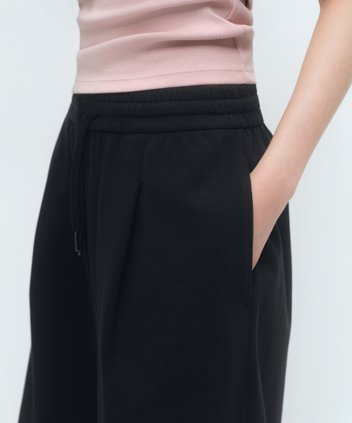 MUSINSA STANDARD WOMAN（ムシンサスタンダードウーマン）の「[クールタンダード] ウィメンズ ワン タック バミューダ スウェットパンツ [ブラック]（その他パンツ・レディース・その他・X-SMALL/SMALL/MEDIUM/LARGE）」の4枚目の写真