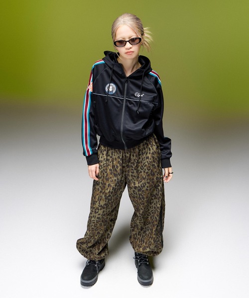 X-girl（エックスガール）の「LOGO PATCHED ZIP UP JERSEY COMPACT HOODIE（パーカー・レディース・ブラック/グレー・M/S）」の22枚目の写真