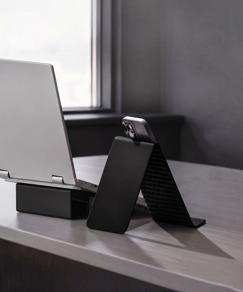 C520(シーゴーニーゼロ)の「〈C520/シーゴーニーゼロ〉フレキシブル シリコンスタンド(スマホグッズ・メンズ・ブラック/オレンジ・ONE SIZE)」の1枚目の写真