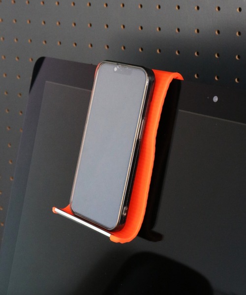 C520(シーゴーニーゼロ)の「〈C520/シーゴーニーゼロ〉フレキシブル シリコンスタンド(スマホグッズ・メンズ・ブラック/オレンジ・ONE SIZE)」の17枚目の写真