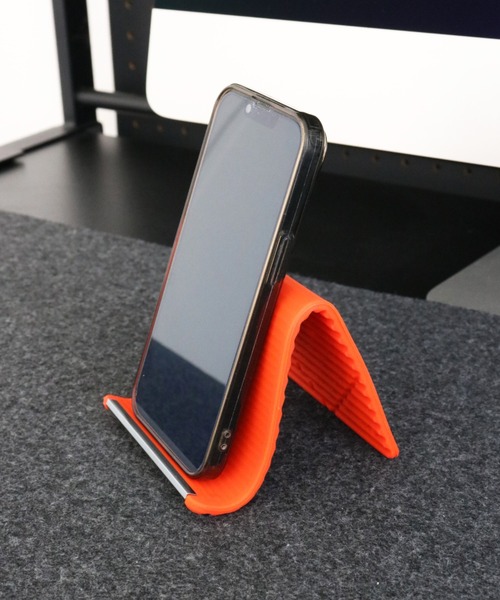 C520(シーゴーニーゼロ)の「〈C520/シーゴーニーゼロ〉フレキシブル シリコンスタンド(スマホグッズ・メンズ・ブラック/オレンジ・ONE SIZE)」の15枚目の写真