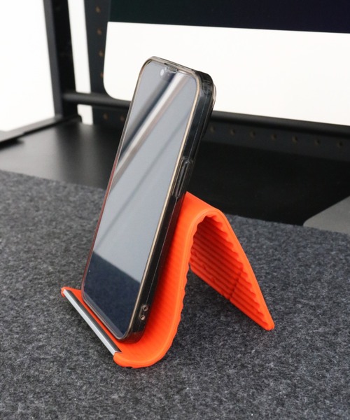 C520(シーゴーニーゼロ)の「〈C520/シーゴーニーゼロ〉フレキシブル シリコンスタンド(スマホグッズ・メンズ・ブラック/オレンジ・ONE SIZE)」の14枚目の写真