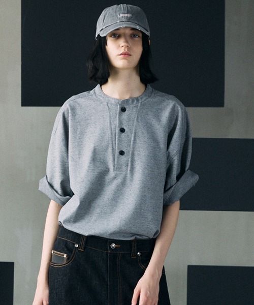 MAISON SPECIAL（メゾンスペシャル）の「《UNISEX》Birdseye Jersey Mesh Prime-Over Henry Neck Short-sleeved T-shirt/バーズアイジャージーメッシュプライムオーバーヘンリーネックショートスリーブTシャツ【MAISON SPECIAL/メゾンスペシャル】（Tシャツ/カットソー・メンズ・ライトグレー/ブラック・0/2/1）」の2枚目の写真
