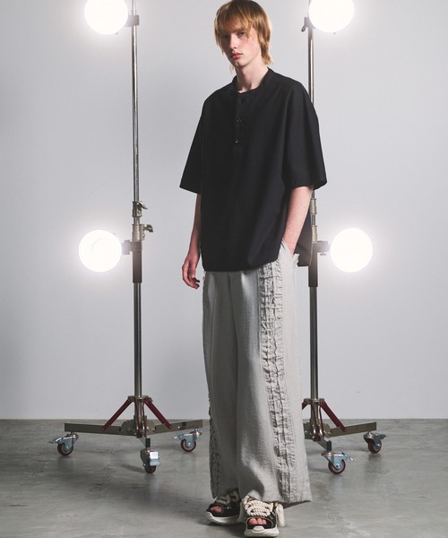 MAISON SPECIAL（メゾンスペシャル）の「《UNISEX》Birdseye Jersey Mesh Prime-Over Henry Neck Short-sleeved T-shirt/バーズアイジャージーメッシュプライムオーバーヘンリーネックショートスリーブTシャツ【MAISON SPECIAL/メゾンスペシャル】（Tシャツ/カットソー・メンズ・ライトグレー/ブラック・0/2/1）」の3枚目の写真