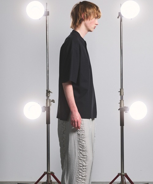 MAISON SPECIAL（メゾンスペシャル）の「《UNISEX》Birdseye Jersey Mesh Prime-Over Henry Neck Short-sleeved T-shirt/バーズアイジャージーメッシュプライムオーバーヘンリーネックショートスリーブTシャツ【MAISON SPECIAL/メゾンスペシャル】（Tシャツ/カットソー・メンズ・ライトグレー/ブラック・0/2/1）」の5枚目の写真