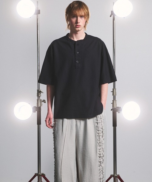 MAISON SPECIAL（メゾンスペシャル）の「《UNISEX》Birdseye Jersey Mesh Prime-Over Henry Neck Short-sleeved T-shirt/バーズアイジャージーメッシュプライムオーバーヘンリーネックショートスリーブTシャツ【MAISON SPECIAL/メゾンスペシャル】（Tシャツ/カットソー・メンズ・ライトグレー/ブラック・0/2/1）」の4枚目の写真