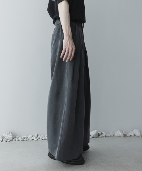 remer(リメール)の「ディープタックバギーワイドパンツ / deep tuck buggy wide PT 〈SUMMER〉(スラックス・メンズ・ダークグレー/ブラック・MEDIUM/X-SMALL/SMALL/LARGE)」の5枚目の写真