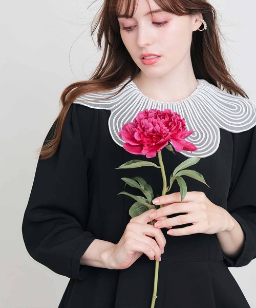 PICCIN PERLA(ピッチンペルラ)の「エンブロイダリーカラーペプラムブラウス(シャツ/ブラウス・レディース・ブラック・M)」の2枚目の写真
