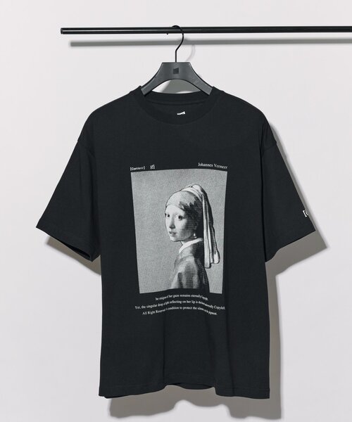 COLONY 2139(コロニートゥーワンスリーナイン)の「【ConVenir】フェルメールTシャツ(Tシャツ/カットソー・メンズ・ホワイト/ブラック・MEDIUM/LARGE)」の1枚目の写真