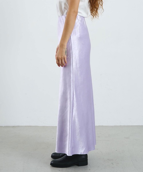 ROSE BUD(ローズバッド)の「CREOLME/SATIN LONG SKIRT(スカート・レディース・パープル/オフホワイト/ネイビー・S/M)」の5枚目の写真