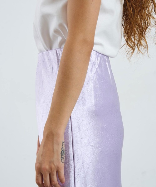 ROSE BUD(ローズバッド)の「CREOLME/SATIN LONG SKIRT(スカート・レディース・パープル/オフホワイト/ネイビー・S/M)」の13枚目の写真