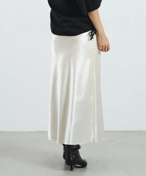 ROSE BUD(ローズバッド)の「CREOLME/SATIN LONG SKIRT(スカート・レディース・パープル/オフホワイト/ネイビー・S/M)」の17枚目の写真