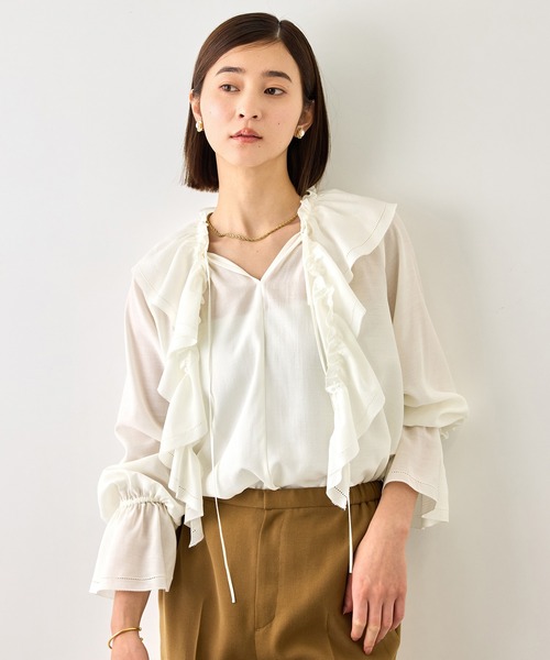 ROPE'（ロペ）の「【J'aDoRe・一部店舗限定サイズ】2WAYラッフルフリルブラウス(襟取り外し可能 )/イージーケア（シャツ/ブラウス・レディース・ダークブラウン/ホワイト/ベージュ・38）」の2枚目の写真