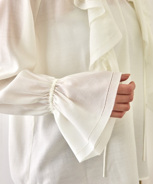 ROPE'（ロペ）の「【J'aDoRe・一部店舗限定サイズ】2WAYラッフルフリルブラウス(襟取り外し可能 )/イージーケア（シャツ/ブラウス・レディース・ダークブラウン/ホワイト/ベージュ・38）」の12枚目の写真