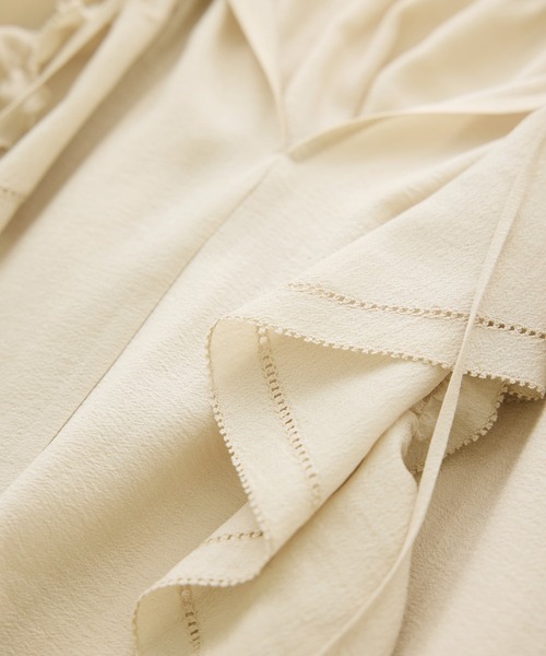 ROPE'（ロペ）の「【J'aDoRe・一部店舗限定サイズ】2WAYラッフルフリルブラウス(襟取り外し可能 )/イージーケア（シャツ/ブラウス・レディース・ダークブラウン/ホワイト/ベージュ・38）」の16枚目の写真