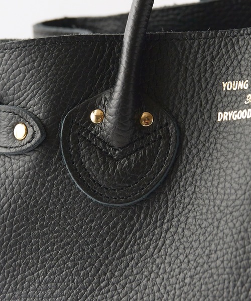 YOUNG&OLSEN The DRYGOODS STORE(ヤングアンドオルセン)の「YOUNG & OLSEN/ヤングアンドオルセン EMBOSSED LEATHER BELTED TOTE S エンボスレザー ベルテッド トートバッグ 2026年 夏 夏服(トートバッグ・メンズ・ブラック/ベージュ・FREE)」の8枚目の写真